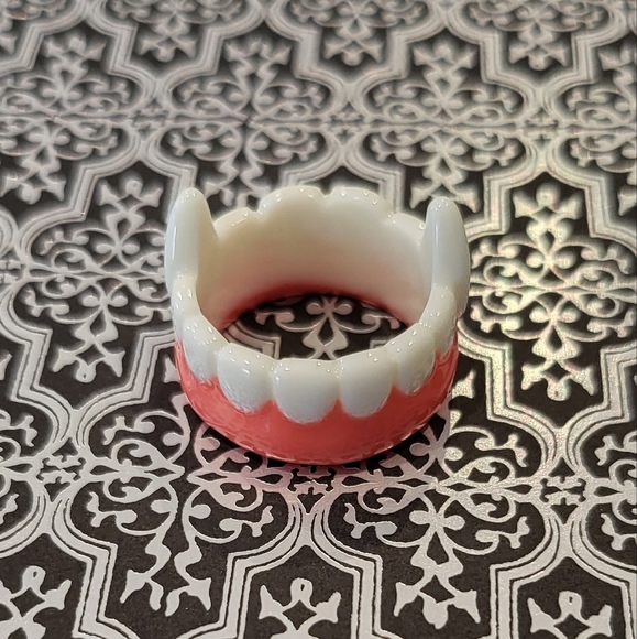 Vampire Fangs Ring - Picture 3 of 3